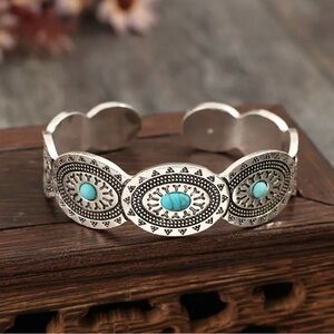 NWOT - Elegant Silver Tone Bracelet with Turquoise Accents